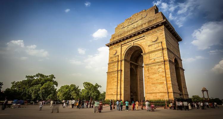 India Gate met menigten mensen en bomen in New Delhi.