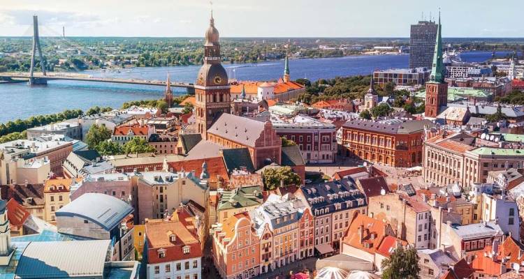 Luchtfoto van Rigas Oude Stad met de Daugava-rivier en bruggen op de achtergrond.