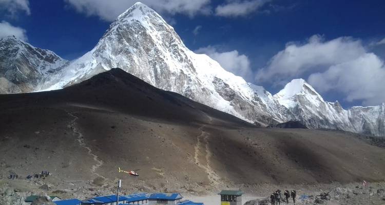 Excursión al amanecer en el campamento base del Everest con el campamento base del Amadablam - White Hill Adventure Treks and Expedition Pvt Ltd 1