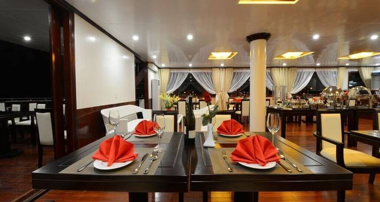 Comedor elegante en un crucero.