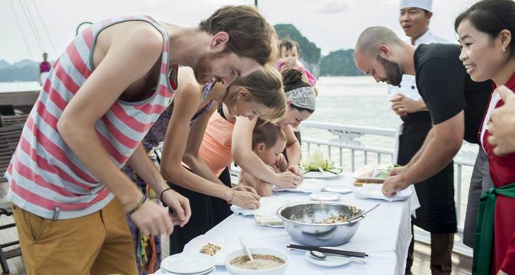 Personas participando en una actividad de cocina.