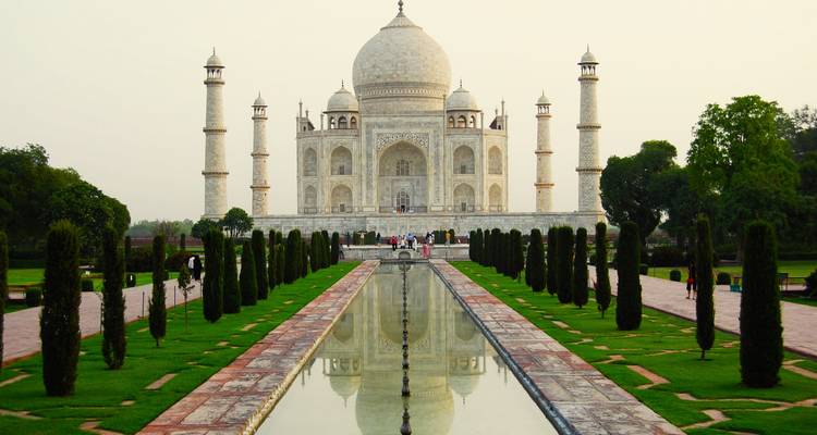 Taj Mahal avec bassin de réflexion et jardins symétriques.