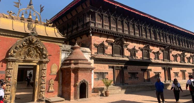 Edificio histórico con tallas intrincadas y gente alrededor.