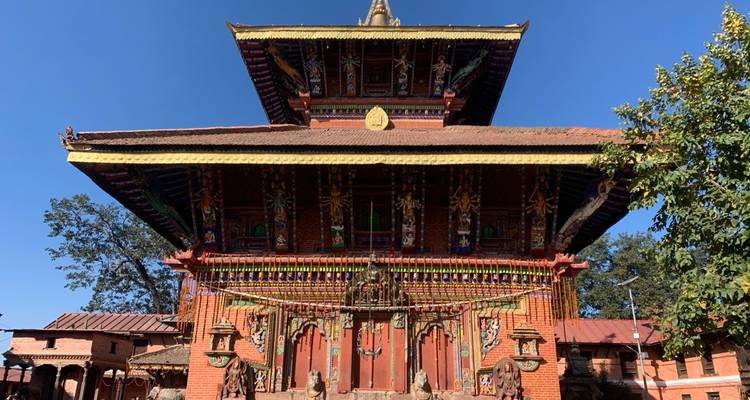 Templo tradicional con detalles ornamentados y cielo azul claro.