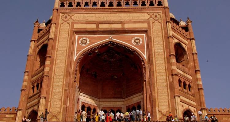Große Menschenmenge vor dem prächtigen Eingangstor Buland Darwaza.