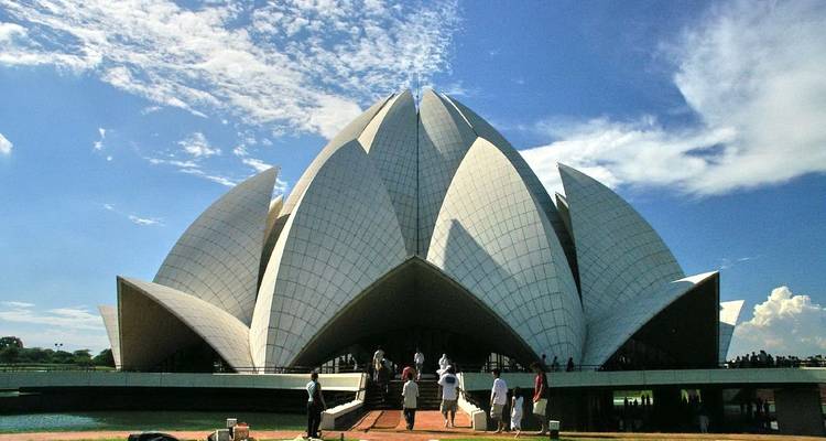 Lotusförmige Struktur des Lotus-Tempels mit Menschen davor.