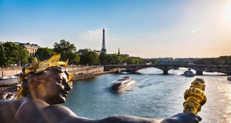 Pont Alexandre III avec la Tour Eiffel en arrière-plan.