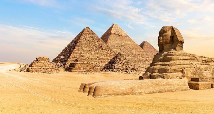 Pyramides célèbres et le Sphinx sous un ciel clair.