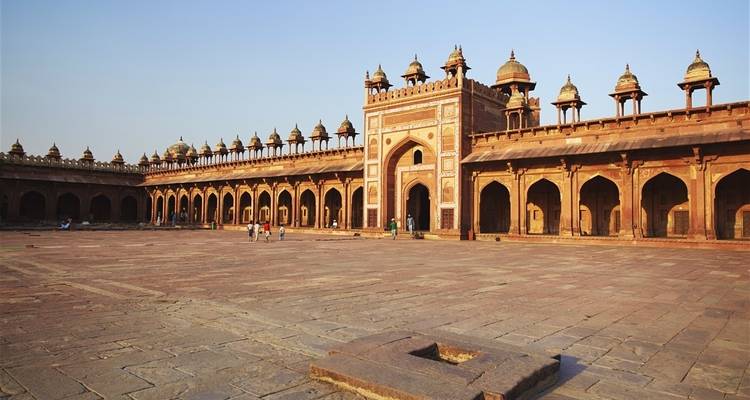 Hof von Fatehpur Sikri mit Mogul-Architektur im Vordergrund.