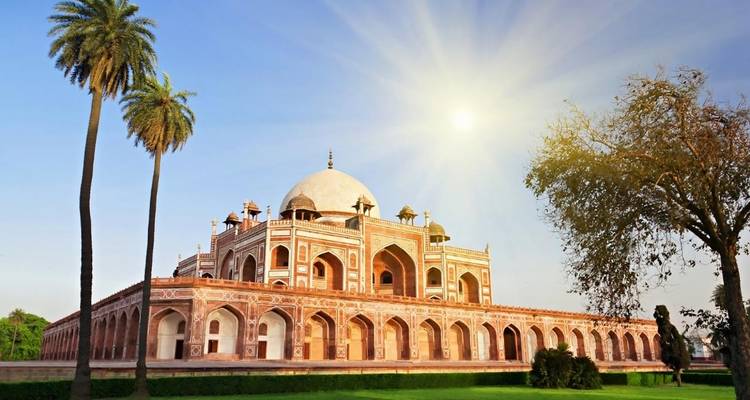 Humayuns Grabmal mit hellem Sonnenlicht in Neu-Delhi, Indien.
