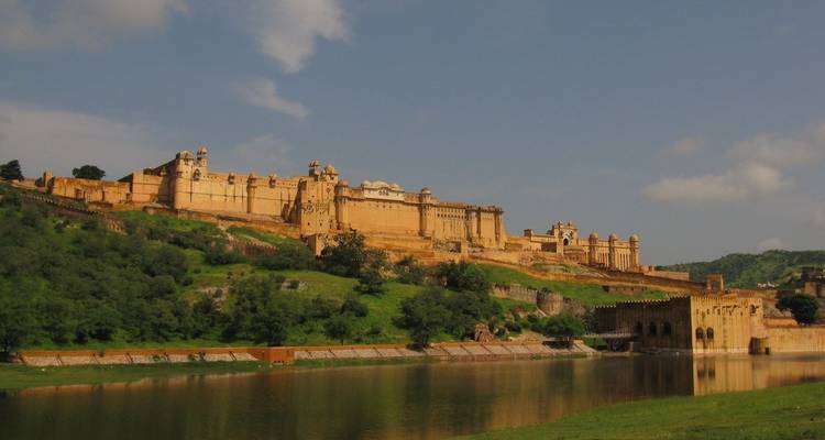 Fortaleza en una colina durante el día con vegetación alrededor.