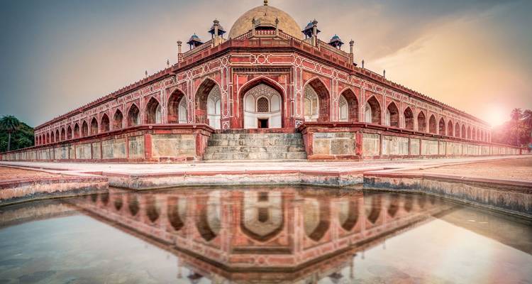 La Tumba de Humayun con un estanque reflectante al atardecer.