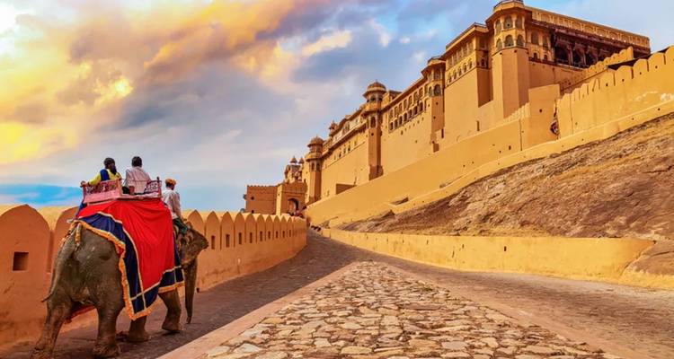 Paseo en elefante por el Fuerte Amber en Jaipur durante el atardecer.