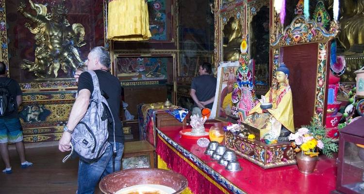 À l'intérieur d'un temple vibrant avec des décorations colorées et des statues.