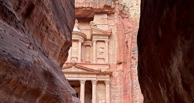 La antigua Tesorería de Petra vista desde el cañón del Siq.