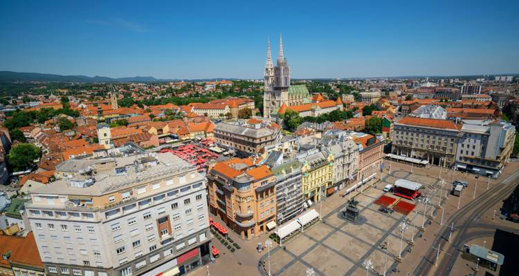Vue aérienne du centre-ville de Zagreb avec les flèches de la cathédrale et la place principale sous des cieux dégagés