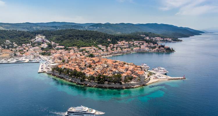 Vue aérienne de la péninsule de la vieille ville de Korčula entourée par les eaux turquoise de la mer Adriatique et des yachts