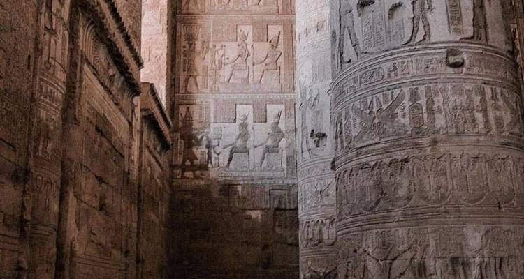 Ingewikkelde gravures en grafische reliëfs op oude tempelmuren.