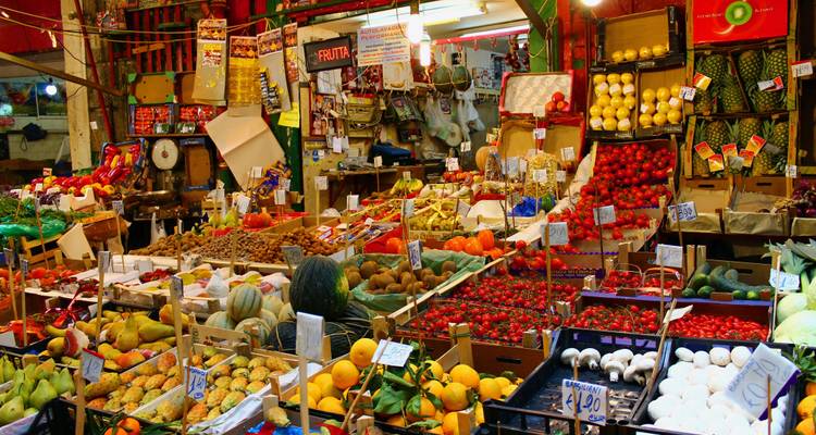 Lebendiger und geschäftiger Markt mit verschiedenen Früchten und Gemüse.