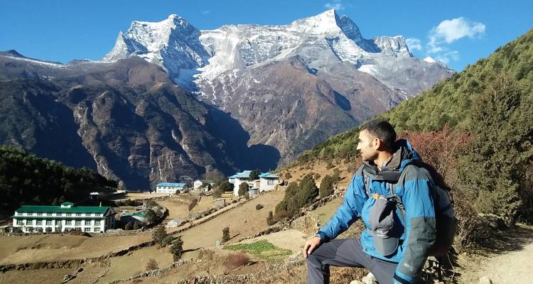 Wandelaar rust met Himalaya-gebergte op de achtergrond.