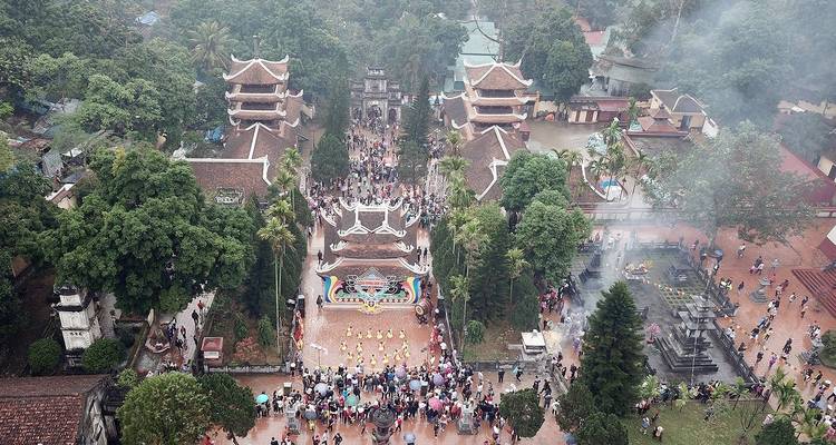 Luchtfoto van een groot tempelcomplex met een mensenmenigte die samenkomt.
