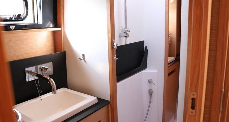 Escapada en velero de aventura a Dubrovnik con el catamarán Huck Finn - Huck Finn Adventure Travel Dubrovnik Ltd 6