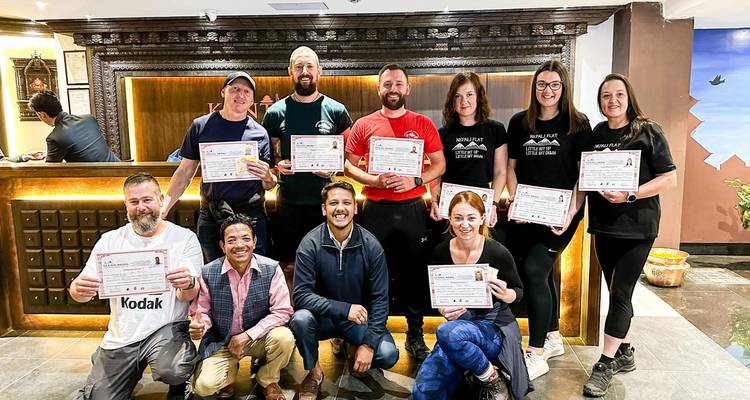 El segundo grupo de tour mostrando certificados en el lobby de un hotel después de completar una caminata en Nepal.