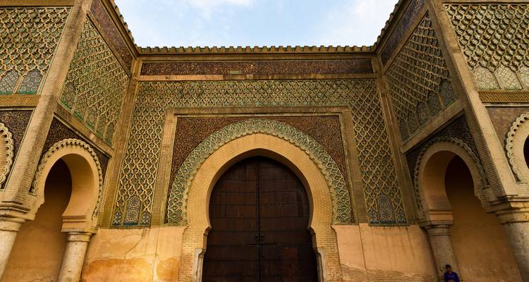 Kunstvoll verzierte Tore mit Torbögen in einem historischen Gebäude.
