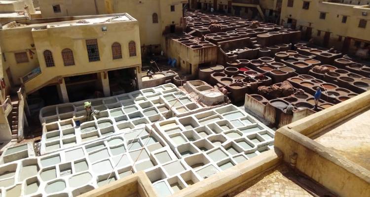 Luftaufnahme einer Gerberei mit Färbegruben und Arbeitern.