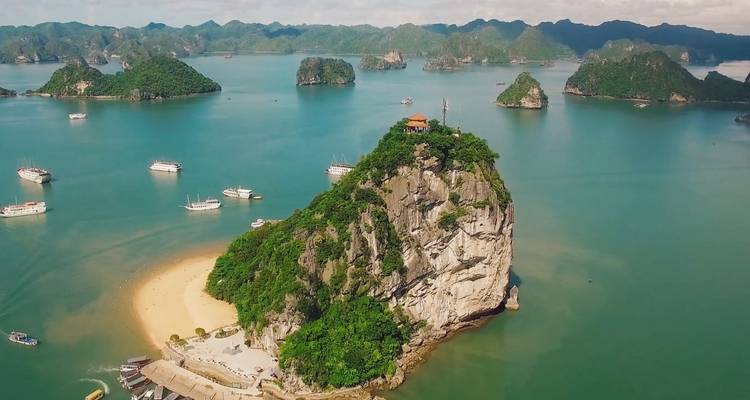 Excursion d'une journée dans la baie d'Ha Long avec grotte surprenante, île de Titop, kayak et soirée au coucher du soleil - Crossing Vietnam Tour 7