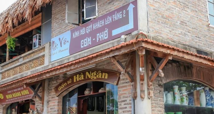 Combo: Aldea antigua de alfareros de Bat Trang en moto - comida callejera en Hanoi - Crossing Vietnam Tour 6