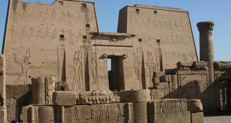 Oude tempelruïnes met hiërogliefen in Egypte.