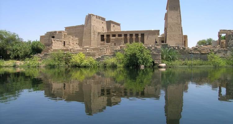 Tempelruïnes weerspiegeld in een meer.