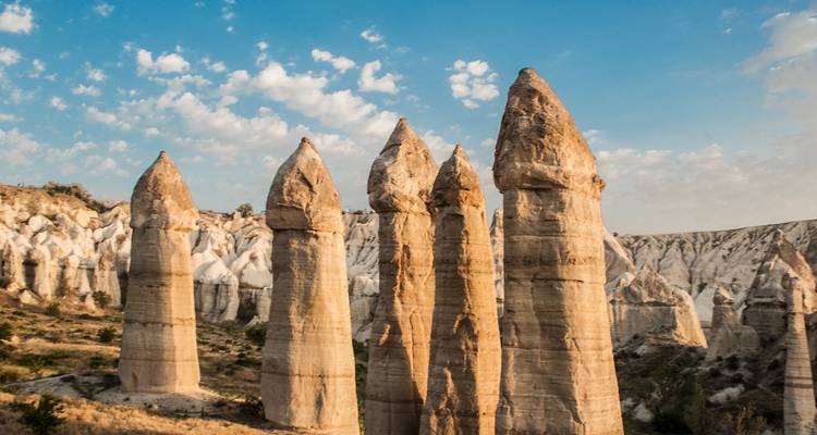 Formations rocheuses uniques en Cappadoce, connues sous le nom de 'cheminées de fée'.