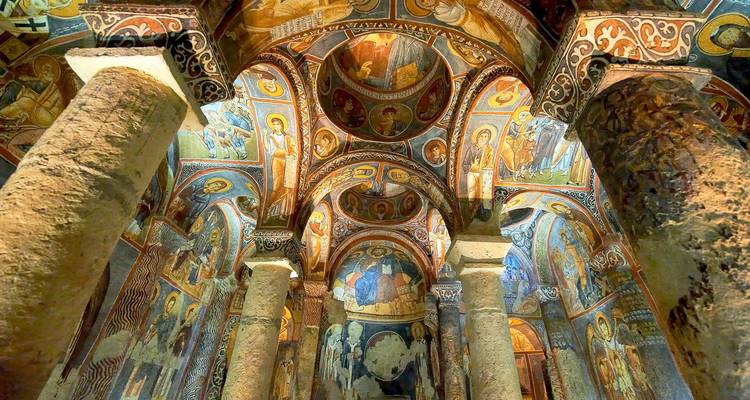 Fresques et peintures à l'intérieur d'une église rupestre en Cappadoce.