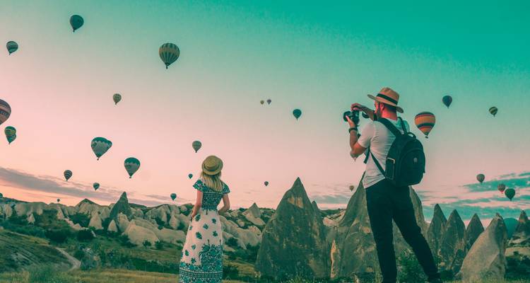 Montgolfières au-dessus du paysage de Cappadoce.