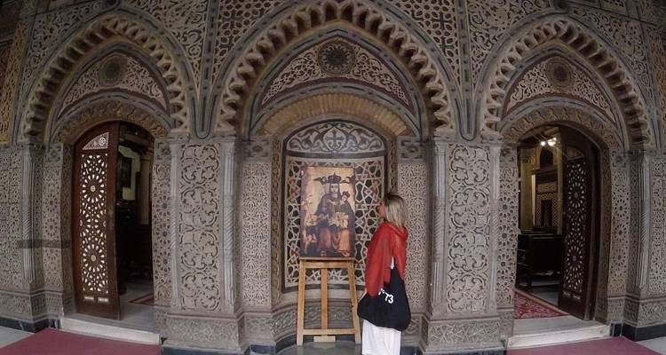 Frau betrachtet verziertes Interieur mit kunstvoller Holzarbeit und Mustern.