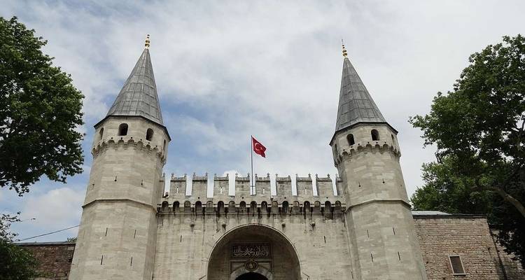Entrée du palais de Topkapi avec le drapeau turc.