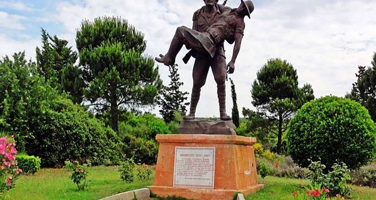 Statue d'un soldat portant un autre soldat.