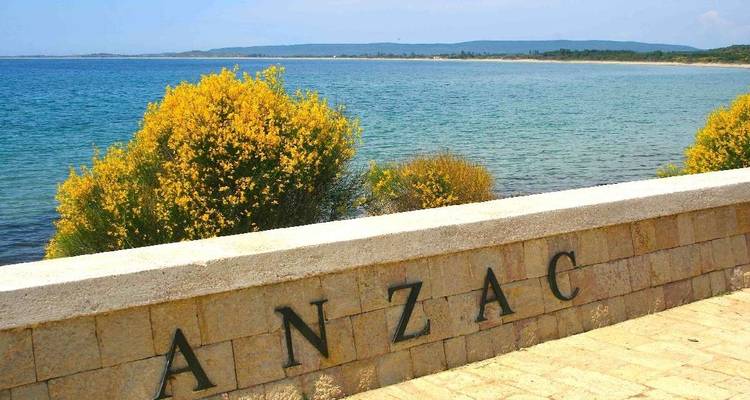 Site commémoratif d'ANZAC Cove au bord de la plage.