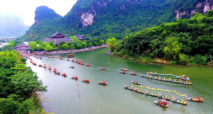Kleurrijke boten op een rivier met weelderig groen in Vietnam.