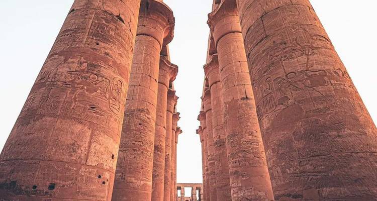 Columnas egipcias históricas con tallados