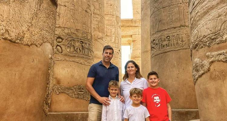 Familia posando entre columnas del antiguo Egipto
