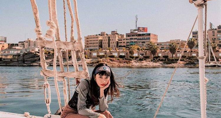 Frau auf einem Boot mit Stadtpanorama im Hintergrund