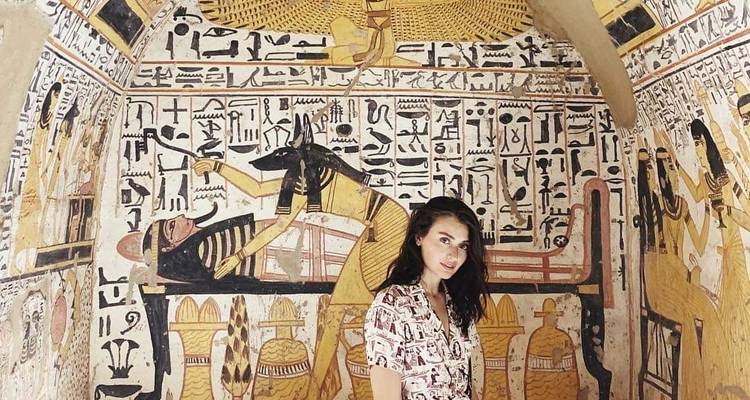 Person, die in einem farbenfrohen altägyptischen Grab steht.