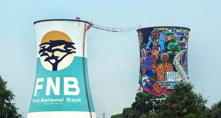 Dos torres de enfriamiento con murales, una con la marca FNB.