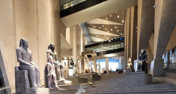 Interior de un museo con estatuas antiguas expuestas.