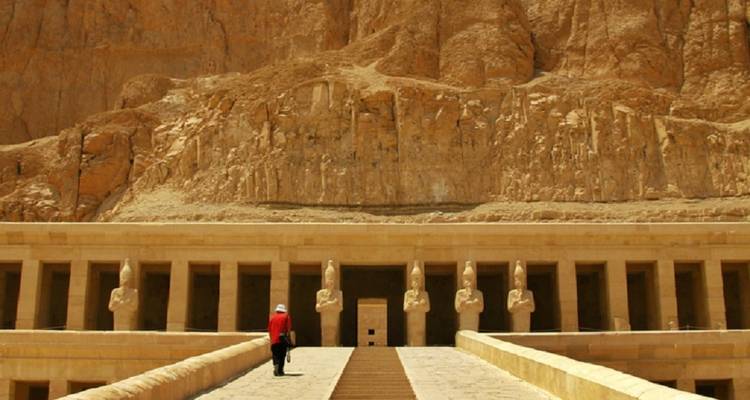 Fachada de templo antiguo con estatuas grandes