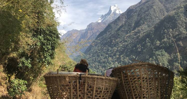 Paniers sur un sentier de colline avec des montagnes visibles à proximité.