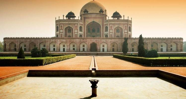 Großer, kunstvoll gestalteter Palast mit Gärten.